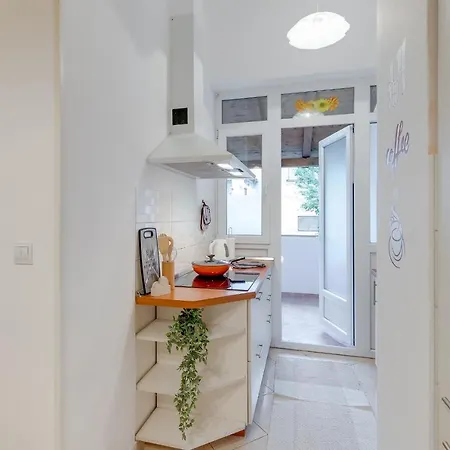 Apartment Ana With Balcony Pula