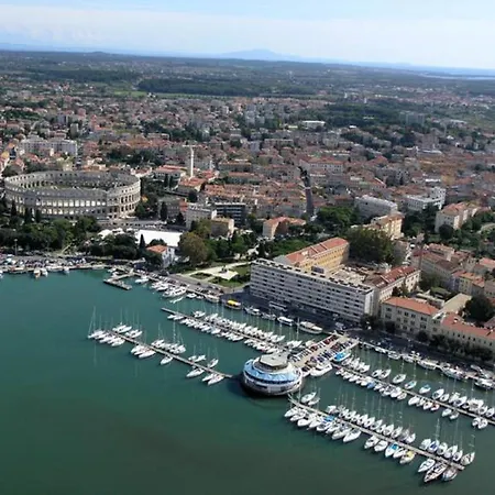 Apartment Ana With Balcony Pula